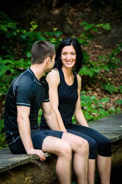 Paar entspannt nach dem Joggen — Stockfoto