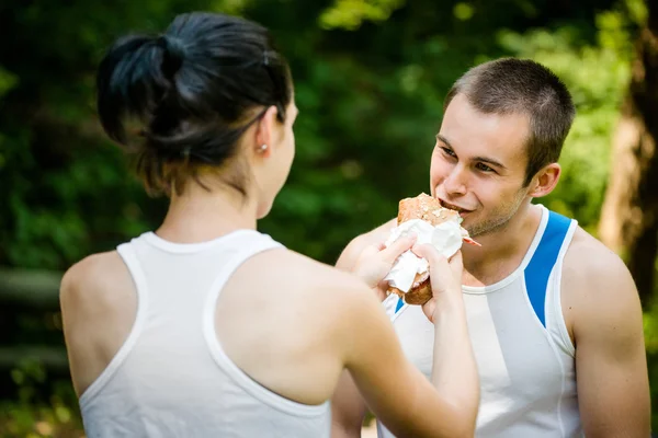 Comer juntos - casal após treinamento esportivo — Fotografia de Stock