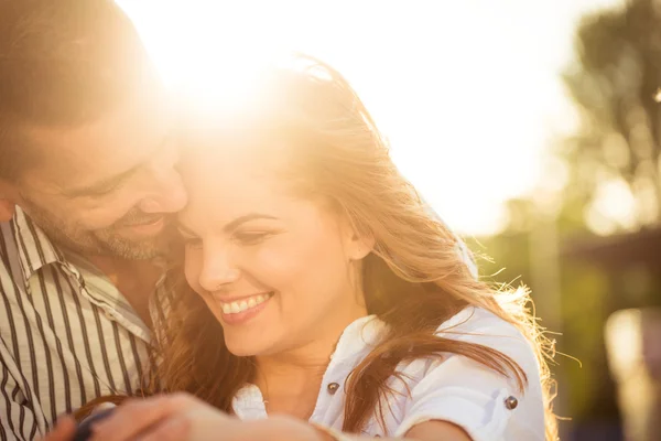 Gelukkig samen - paar in de liefde — Stockfoto