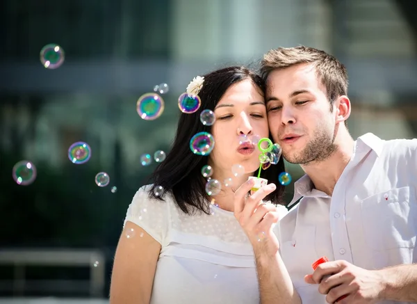 Plezier met zeepbel blower — Stockfoto