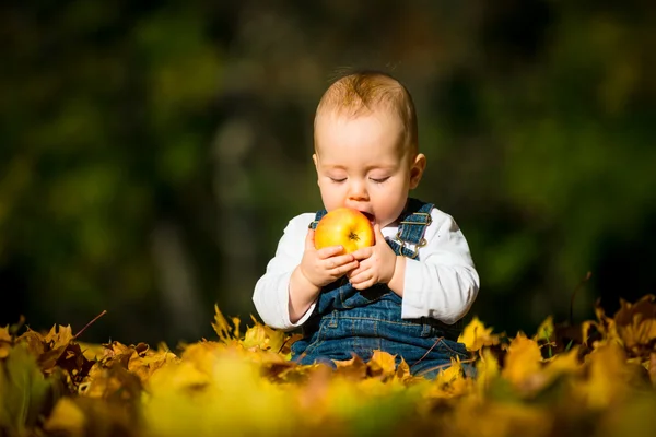 Zdravé stravování - baby a apple — Stock fotografie