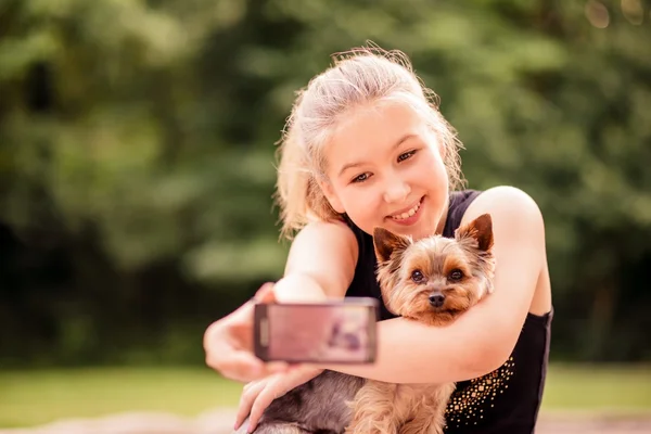 Selfie criança e cão — Fotografia de Stock