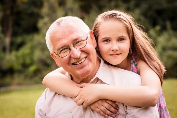 Grand-père avec petit-enfant — Photo