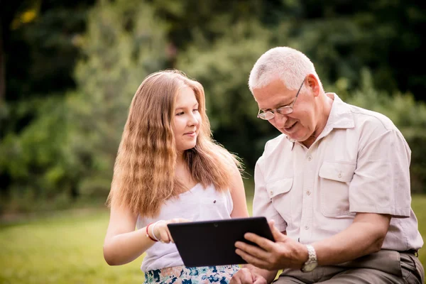 Torun dedesi tablet gösterir — Stok fotoğraf