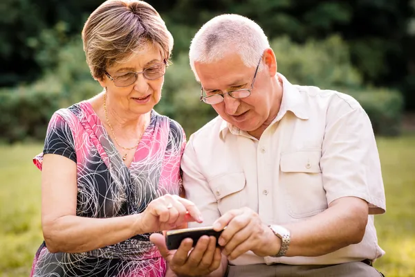 Idősebb pár smartphone Jogdíjmentes Stock Képek