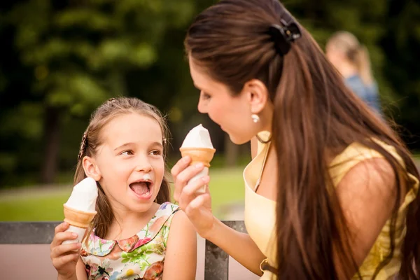 Anya és gyermeke élvez fagylalt — Stock Fotó