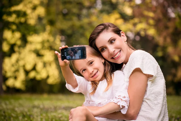 Matka z dzieckiem selfie — Zdjęcie stockowe