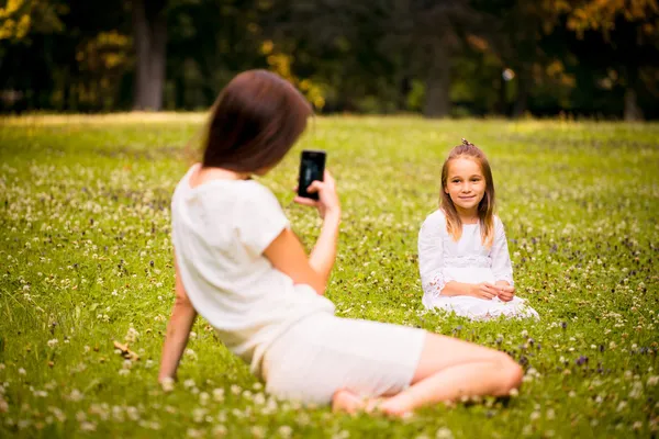 Tolle Zeit - Mutter mit Tochter — Stockfoto