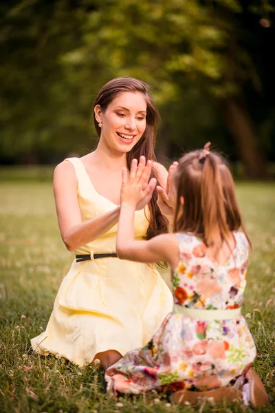 Madre e hijo jugando juntos —  Fotos de Stock