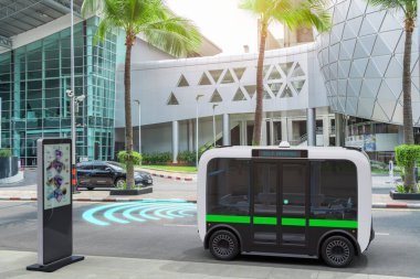 Sokakta otonom elektrikli otobüs, akıllı araç teknolojisi konsepti