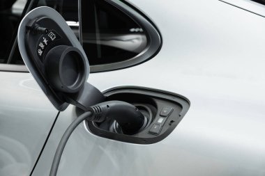 Elektrik priziyle şarj olan elektrikli araba, teknoloji elektrikli araç konsepti.