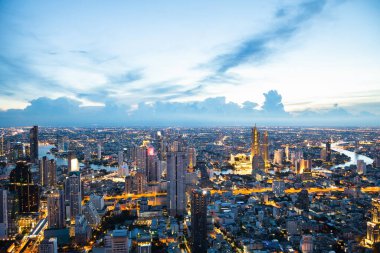 Gece şehir arka planında 5G hücresel ağ antenli telekomünikasyon kulesi