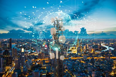Gece şehir arka planında 5G hücresel ağ antenli telekomünikasyon kulesi, küresel bağlantı ve internet ağı kavramı