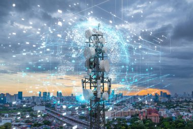 Şehir arka planında 5G hücresel ağ antenli telekomünikasyon kulesi, küresel bağlantı ve internet ağı kavramı