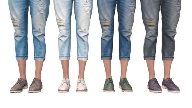 Yılan derisi ayakkabı koleksiyonu ve beyaz arka planda Jen pantolonu var.