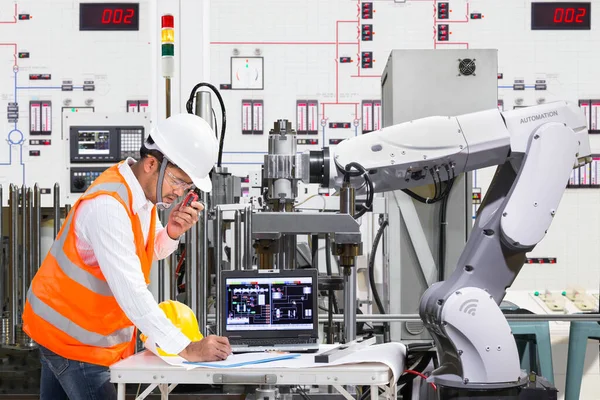 Engenheiro Usando Computador Portátil Para Manutenção Automática Robótica Máquina Ferramenta — Fotografia de Stock