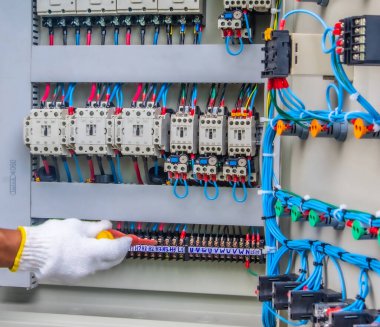 Elektrik kontrol dolabı otomatik devre kontrol sistemleri endüstride, mühendisler kullanımdan önce son adımı kontrol ederler.