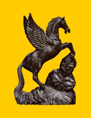 Uçan at, sarı arka planda ahşap oyma sanatı