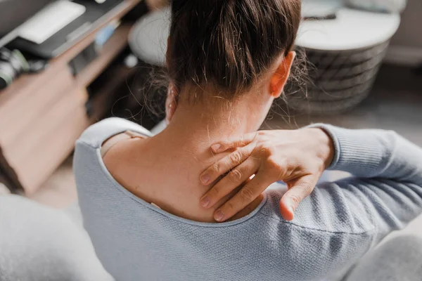 Mulher Massageando Seu Pescoço Duro — Fotografia de Stock