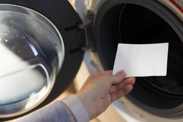 Frau Legt Ein Laken Die Waschmaschine — Stockfoto