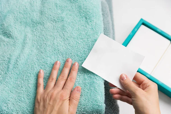 Frau Hält Ein Laken Der Hand Stockbild