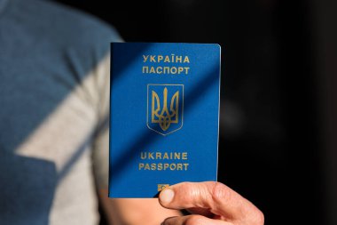 Elinde Ukrayna pasaportu tutan adam.