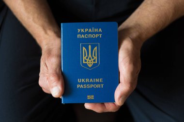 Elinde Ukrayna pasaportu tutan adam.