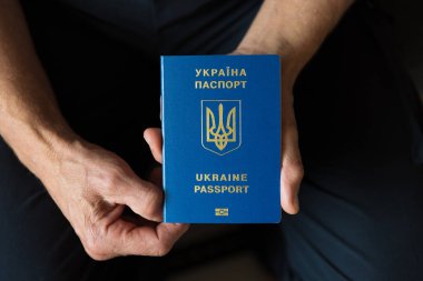 Elinde Ukrayna pasaportu tutan adam.