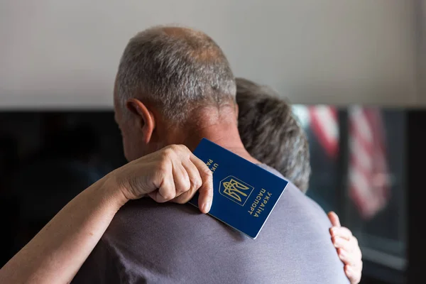 Homem Abraçando Uma Mulher Que Possui Passaporte Ucraniano — Fotografia de Stock