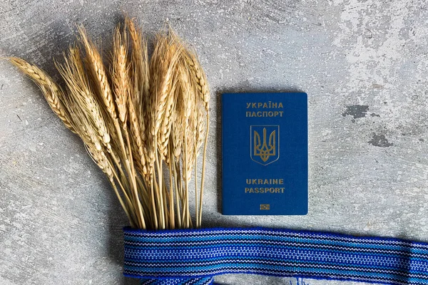 Trigo Amarelo Passaporte Ucraniano Azul Conceito Símbolos Ucranianos — Fotografia de Stock