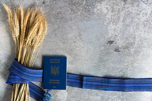 Trigo Amarelo Passaporte Ucraniano Azul Conceito Símbolos Ucranianos — Fotografia de Stock