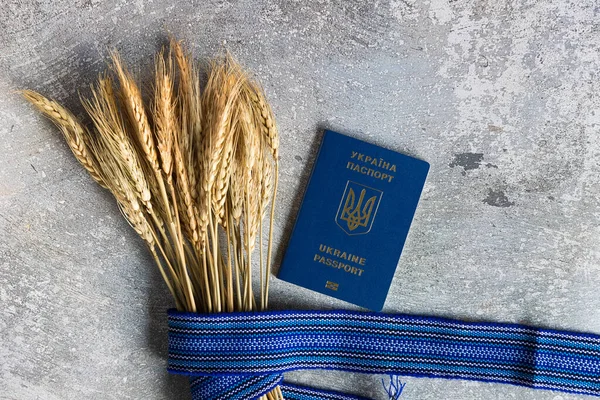 Trigo Amarelo Passaporte Ucraniano Azul Conceito Símbolos Ucranianos — Fotografia de Stock