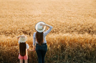 Aile çiftçisi kadın ve çocuğun dikiz aynası