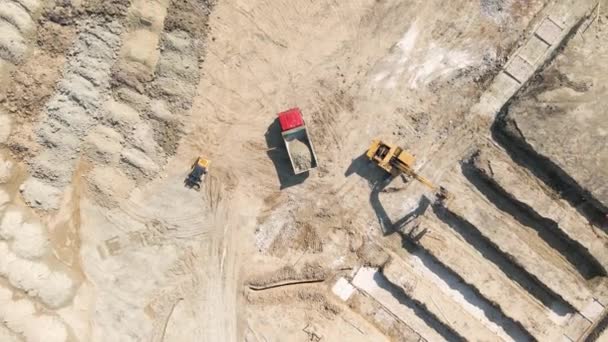 Trabajos de excavadora en obra con vista a la arena, aérea o superior — Vídeo de stock