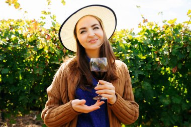 Elinde bir kadeh kırmızı şarapla zarif bir kadın.,