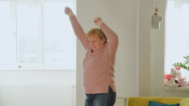 Activo anciano 60s abuela bailando — Vídeo de stock