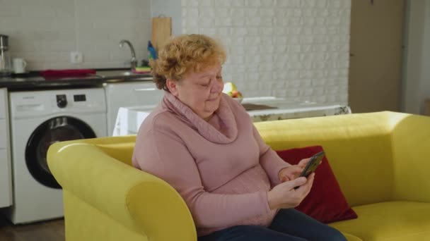 Donna matura utilizzando smartphone sms navigazione social media lettura di messaggi di testo — Video Stock