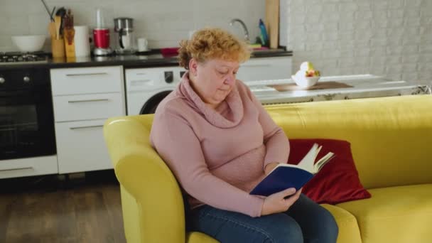 Adulto señora gorda madura disfrutando de hobby pasar tiempo libre con literatura divertida novela moderna — Vídeos de Stock