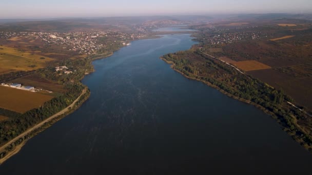 O voo drones sobre um belo lago com aldeias e terras agrícolas — Vídeo de Stock