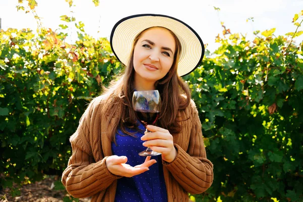 Элегантная женщина с бокалом красного вина в руке, — стоковое фото