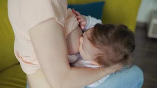 Κοντινό πλάνο του μικρού νεογέννητου μωρού, ενώ το θηλασμό μητέρες γάλα. — Αρχείο Βίντεο