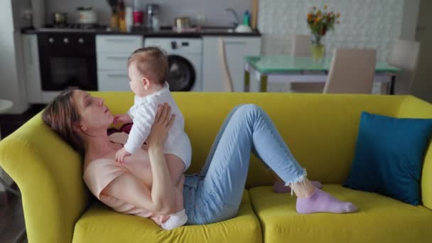 Feliz madre y alegre bebé en casa. — Vídeos de Stock