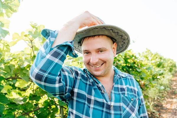 Bello uomo contadino caucasico guarda la fotocamera e sorride bello, — Foto Stock