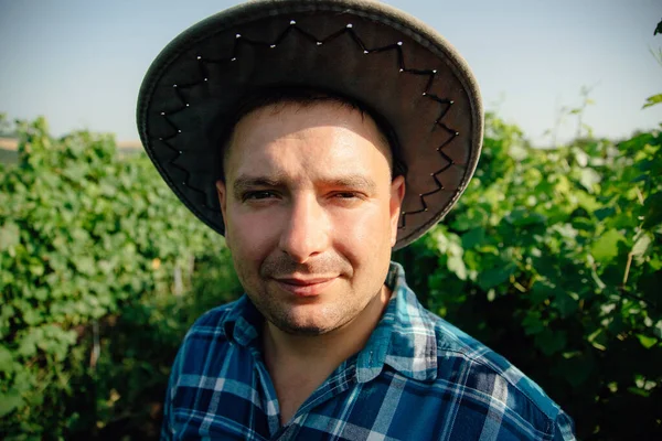 농부가 카메라를 보면서 웃고 있는 모습 — 스톡 사진