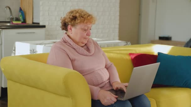 Förvånad kaukasisk fet kvinna tittar på laptop — Stockvideo