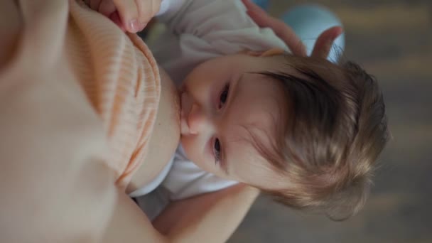 Top uitzicht van een jonge moeder voeden haar pasgeboren baby. — Stockvideo