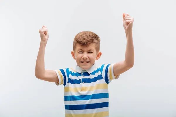 Garçon agité, enfant en colère avec les mains levées, — Photo