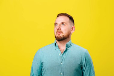 Genç sakallı adam şaşırmış görünüyor..