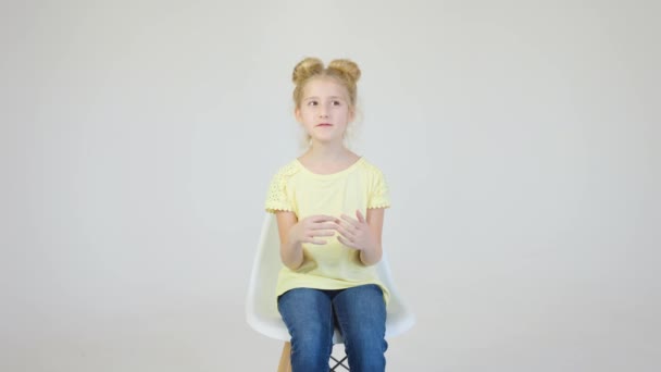 Παιδί κορίτσι vlogger, παιδί μιλάει μπροστά από την κάμερα, στο στούντιο σε λευκό φόντο — Αρχείο Βίντεο