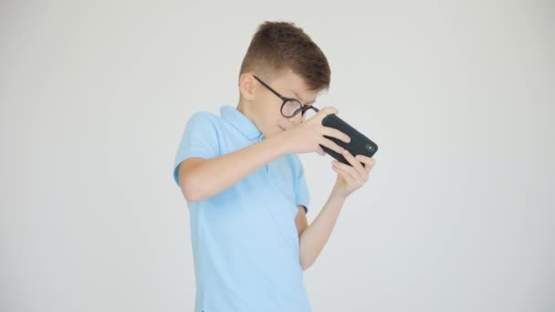Barn med briller, der spiller spil på internettet. – Stock-video